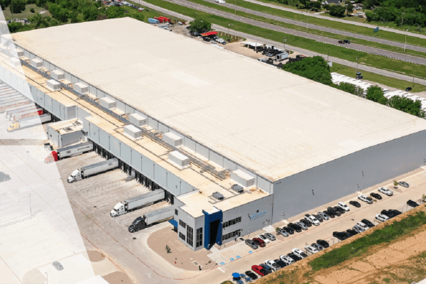 Aerial view of Arcadia Cold’s Fort Worth cold storage facility with over 43,000 pallet positions, located near key Texas distribution routes for optimized food logistics and cold chain operations.